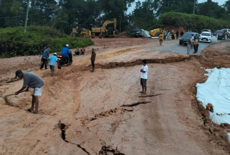 Ruas Jalan Poros Pegat Bukur longsor
