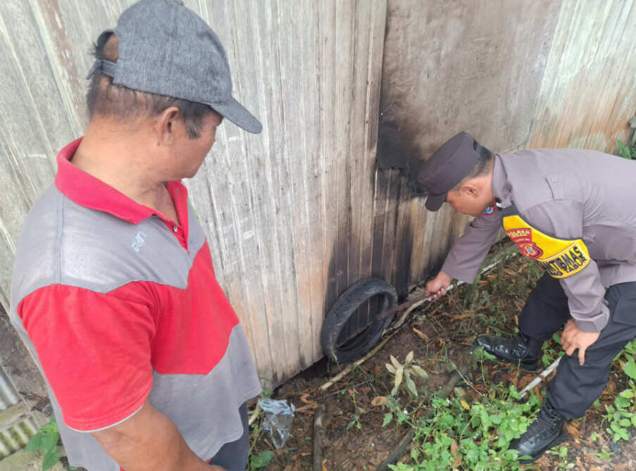 Dinding rumah warga di Gunung Tabur diduga hendak dibakar