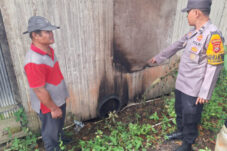 Dinding rumah warga di Gunung Tabur diduga hendak dibakar