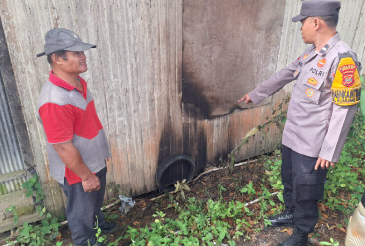 Dinding rumah warga di Gunung Tabur diduga hendak dibakar