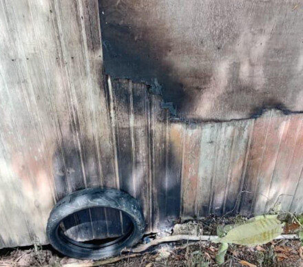 Dinding rumah warga di Gunung Tabur diduga hendak dibakar