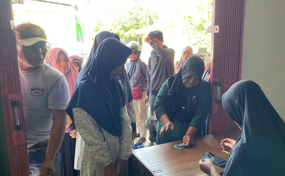 Warga serbu sebuah pangkalan gas melon di Tanjung Redeb Berau yang menjual gas LPG 3 kg sesuai HET