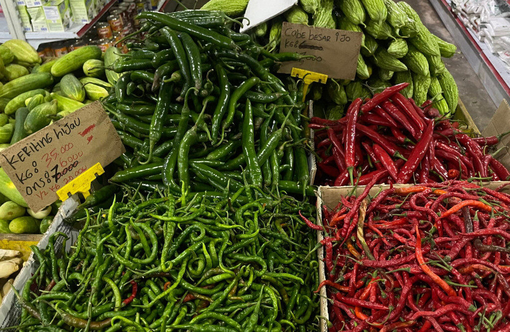 Cabai rawit dan cabai merah yang dijual pedagang sayur di Berau