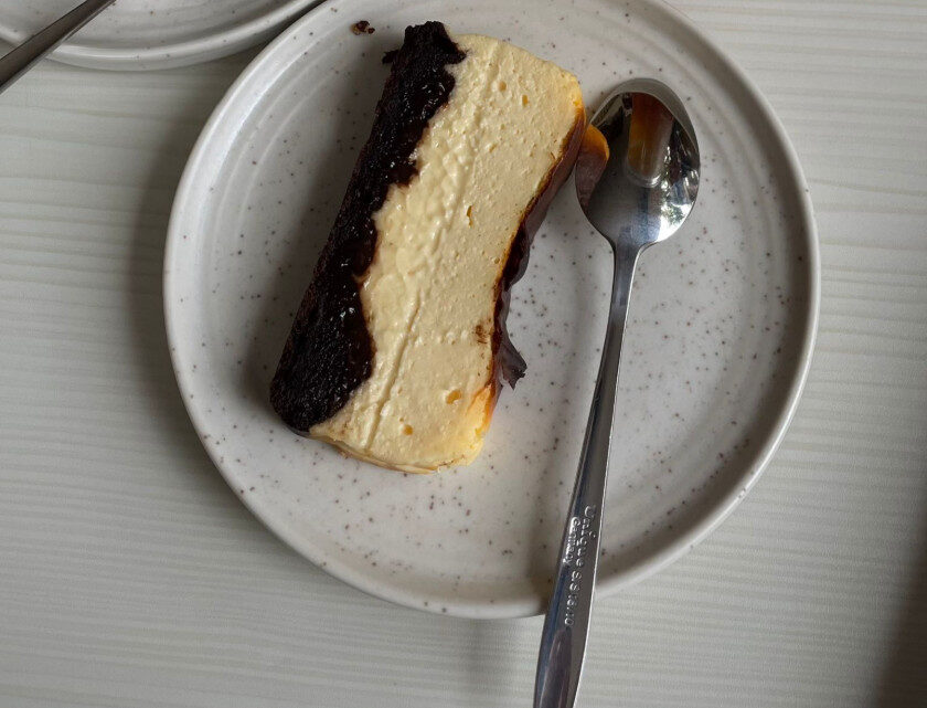 Menu andalan Sugar Bites brownie burnt cheesecake