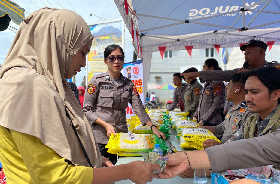Warga yang membeli langsung beras murah