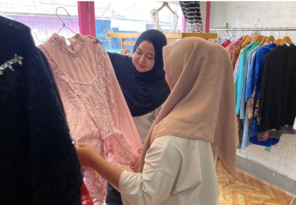 Pemilik Toko TN Rent Store, Tarisya Novatania sedang melayani pelanggan,