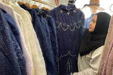 Pemilik Toko TN Rent Store, Tarisya Novatania sedang melayani pelanggan,