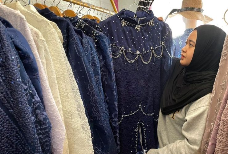 Pemilik Toko TN Rent Store, Tarisya Novatania sedang melayani pelanggan,