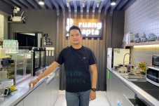 Pemilik kafe Ruang Sapta Grimaldi Anugrah