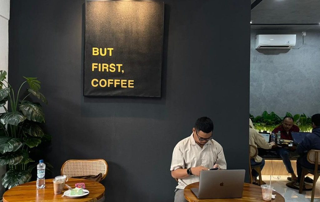 Suasana kafe Ruang Sapta