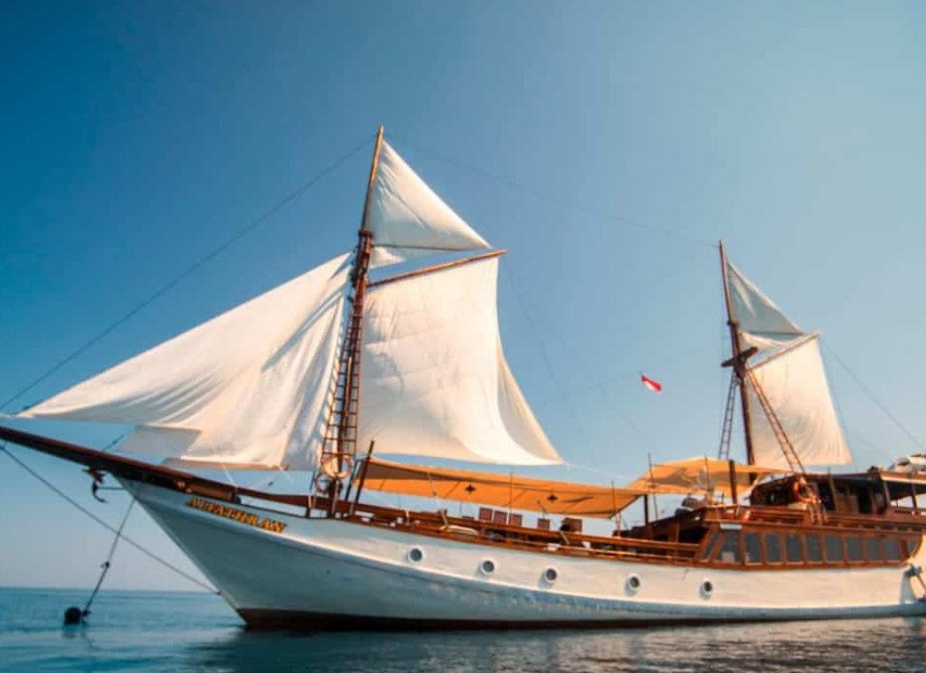 Ilustrasi kapal pinisi di Labuan Bajo NTT