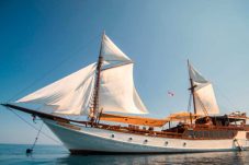 Ilustrasi kapal pinisi di Labuan Bajo NTT