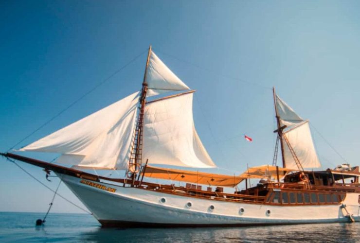Ilustrasi kapal pinisi di Labuan Bajo NTT