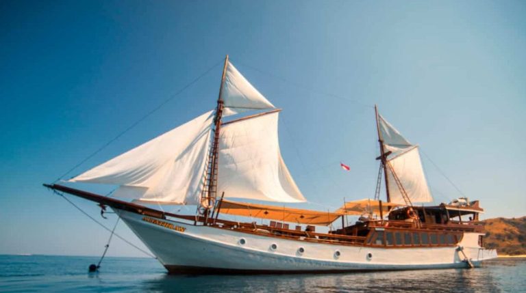 Ilustrasi kapal pinisi di Labuan Bajo NTT