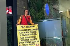 Buruh asal Berau Kaltim melakukan aksi demonstrasi di Kantor Kemnaker Jakarta