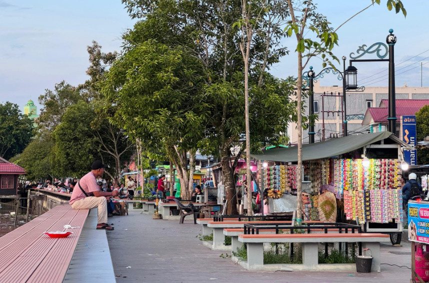 Suasana sore hari di Tepian Teratai Tanjung Redeb Berau