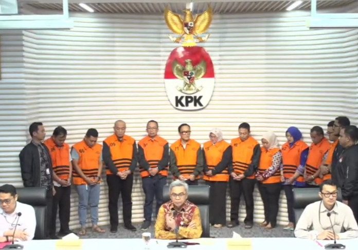 Wamenaker Immanuel Ebenezer saat dihadirkan KPK sebagai tersangka kasus pemerasan sertifikasi K3