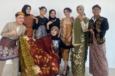 Kisah Yuli Eka Perajin Batik Ulin Gaya Mada: Hadirkan Catatan Sejarah-Budaya di Selembar Kain