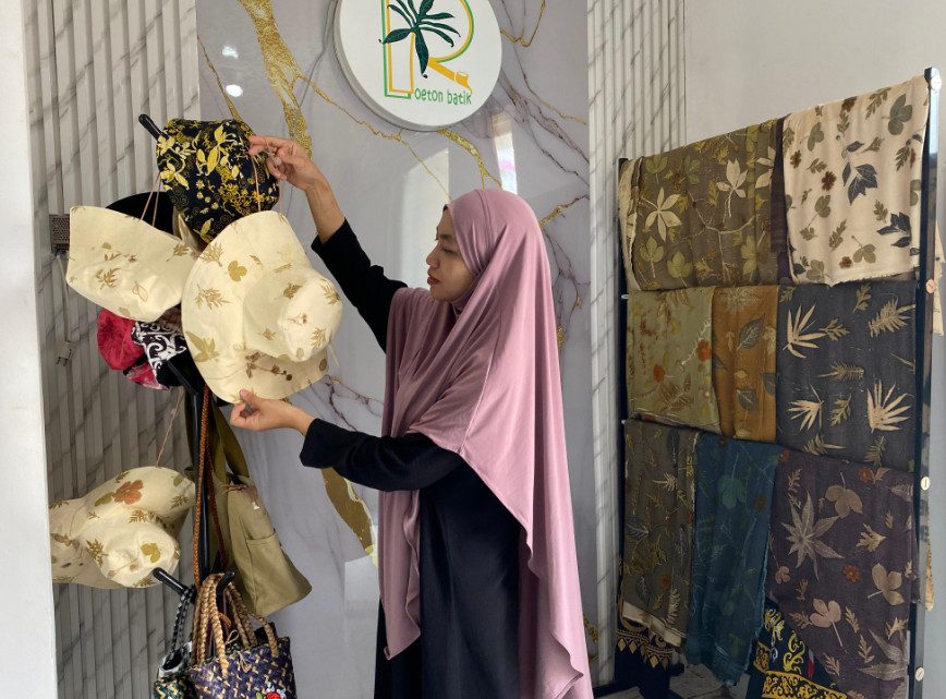 Roly Evanali saat menunjukkan hasil karya dari teknik ecoprint. (Dini Diva Aprilia/BT)