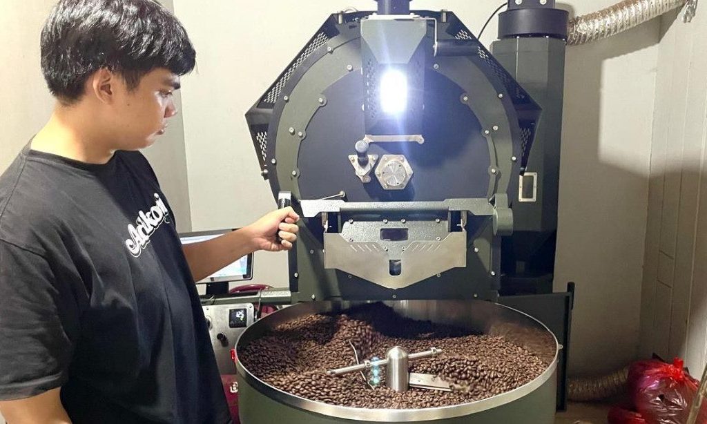 Proses blending biji kopi campuran Arabica dan Robusta di Ada Kopi (Nadya Zahira/BT)