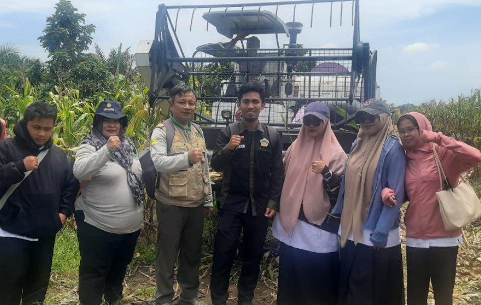 DTPHP Berau serahkan bantuan alsintan corn combine harvester ke petani Kampung Sumber Mulya, Talisayan