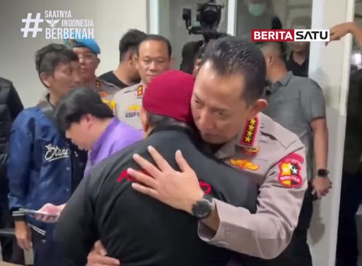 Kapolri Jenderal Listyo Sigit menangis meminta maaf kepada keluarga Affan Kurniawan, seorang driver ojol yang tewas dilindas Rantis Brimob