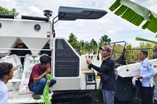 Dapat Bantuan Corn Combine Harvester, Pendapatan Petani Jagung Kampung Sumber Mulya Diprediksi Naik 25 Persen