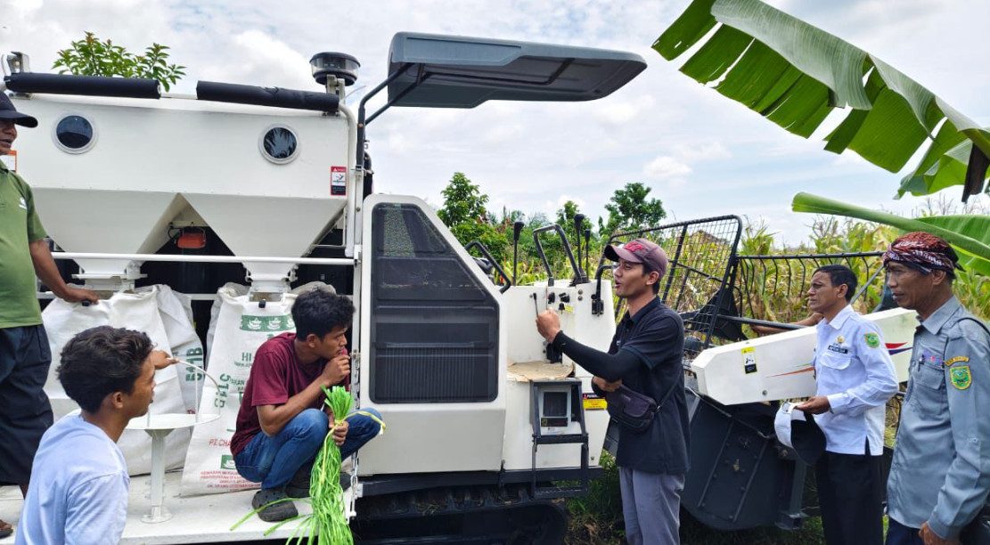Dapat Bantuan Corn Combine Harvester, Pendapatan Petani Jagung Kampung Sumber Mulya Diprediksi Naik 25 Persen
