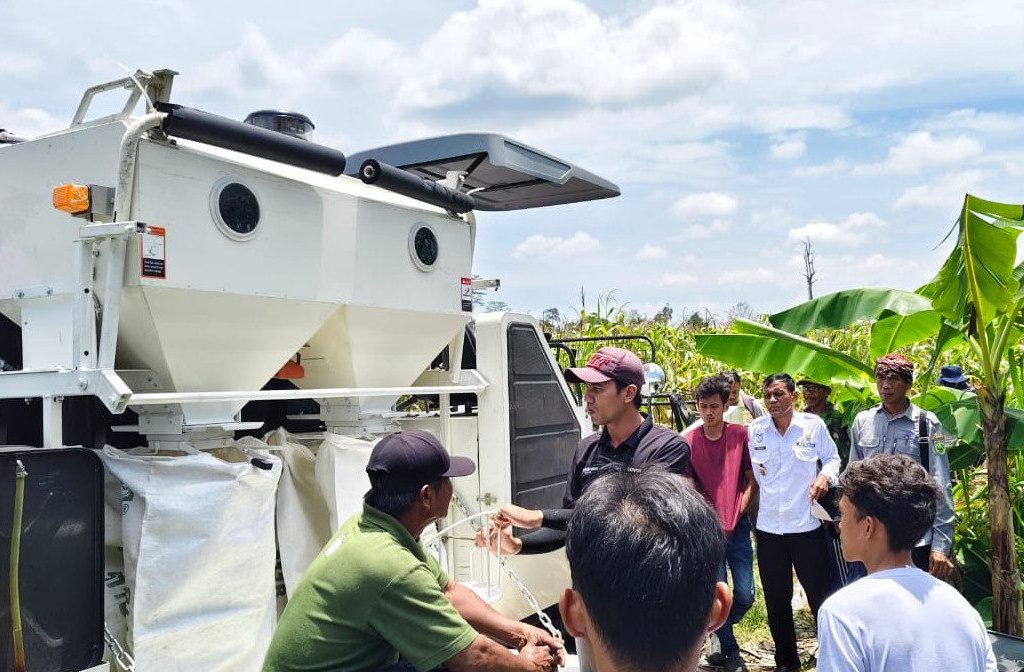 Kepala Kampung Sumber Mulya, Simun, saat hadiri acara serah terima bantuan alsintan corn combine harvester