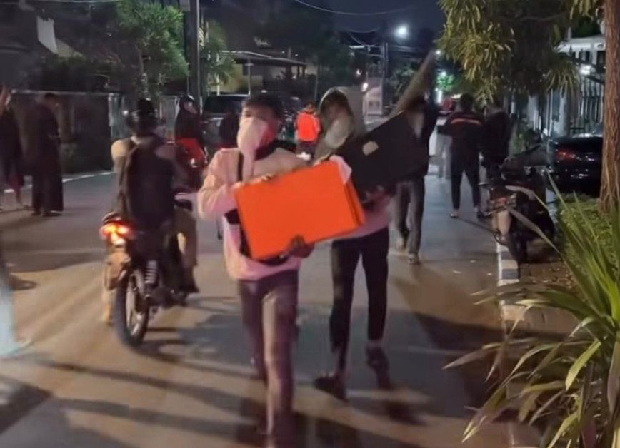 Massa menjarah rumah Menkeu Sri Mulyani di Bintaro Tangerang Selatan (Ist)