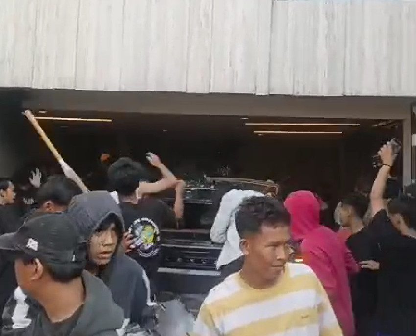Massa menjarah rumah Anggota DPR RI Ahmad Sahroni di Tanjung Priok, Jakut (Ist)