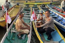 Pimpin Langsung Aksi Sosial, Kapolres Berau Bagikan Bendera dan Beras untuk Motoris Ketinting
