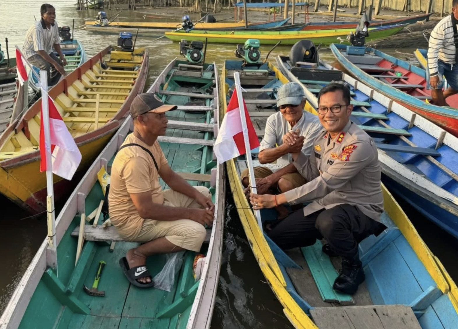 Pimpin Langsung Aksi Sosial, Kapolres Berau Bagikan Bendera dan Beras untuk Motoris Ketinting
