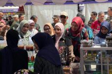 Bupati Berau, Sri Juniarsih, mengunjungi salah satu lapak UMKM yang berjualan di GOR Pemuda Tanjung Redeb. (Sulaiman/BT)