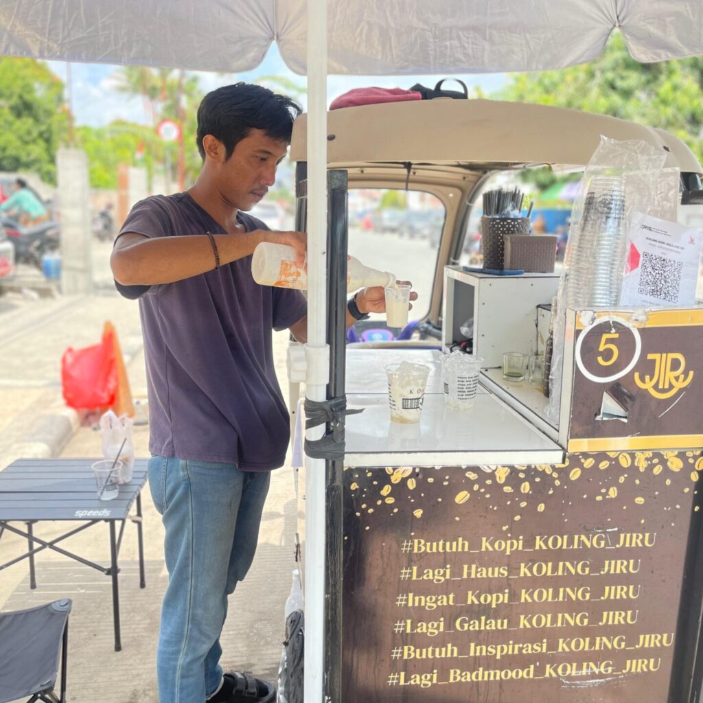 Sejumlah Pedagang Kopi Keliling dan Es Teh yang sedang berjualan di depan RSUD Abdul Rivai mengaku cuan saat cuaca panas