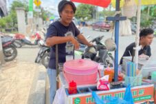Sejumlah Pedagang Kopi Keliling dan Es Teh yang sedang berjualan di depan RSUD Abdul Rivai mengaku cuan saat cuaca panas