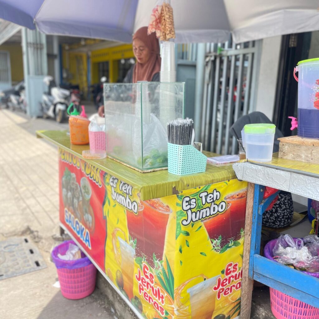 Sejumlah Pedagang Kopi Keliling dan Es Teh yang sedang berjualan di depan RSUD Abdul Rivai mengaku cuan saat cuaca panas
