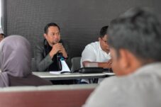 Direktur RSUD dr Abdul Rivai, Joesram, saat konferensi pers bersama media di Restoran Penginapan Gioia, Minggu (3/8/2025). (ZUHRIE/BT)