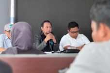 Direktur RSUD dr Abdul Rivai, Jusram, saat konferensi pers, Minggu (3/8/2025). (ZUHRIE/BT)