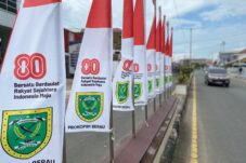 Umbul-umbul yang dipasang di median Jalan Pemuda, Tanjung Redeb, oleh Pemkab Berau. (Sulaiman/BT)