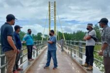 Jembatan Pulau Besing penghubung Kampung Merancang Ulu dan Kampung Pulau Besing di Kecamatan Gunung Tabur.