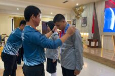 Penyematan jaket dan ID Card kepada Paskibra Berau di Balai Mufakat. (Sulaiman/BT)