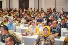 Bupati Berau, Sri Juniarsih, bersama kepala daerah lainnya menyimak arahan Menteri LHK Hanif Faisol Soal Adipura 2025. (Humas)