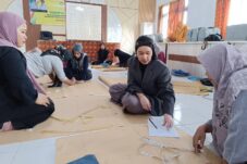 Pelatihan menjahit yang dilakukan oleh Diskoperindag Berau.