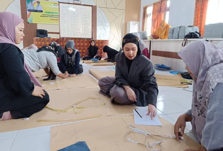 Pelatihan menjahit yang dilakukan oleh Diskoperindag Berau.