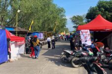 Lapak UMKM di sepanjang tepian Sambaliung.