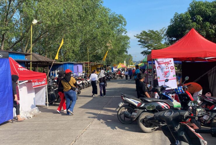 Lapak UMKM di sepanjang tepian Sambaliung.