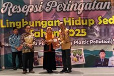 Direktur Legal PT SBE, Tri Agus Heru, menerima penghargaan secara langsung dari Bupati Berau Sri Juniarsih saat Hari Lingkungan Hidup 2025 di Hotel Mercure. (Sulaiman/BT)