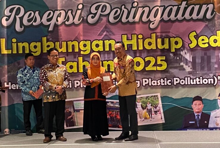 Direktur Legal PT SBE, Tri Agus Heru, menerima penghargaan secara langsung dari Bupati Berau Sri Juniarsih saat Hari Lingkungan Hidup 2025 di Hotel Mercure. (Sulaiman/BT)