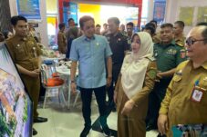 Bupati Berau, Sri Juniarsih, saat meninjau Mal Pelayanan Publik (MPP) di Kantor DPMPTSP Berau beberapa waktu lalu. (Sulaiman/BT)